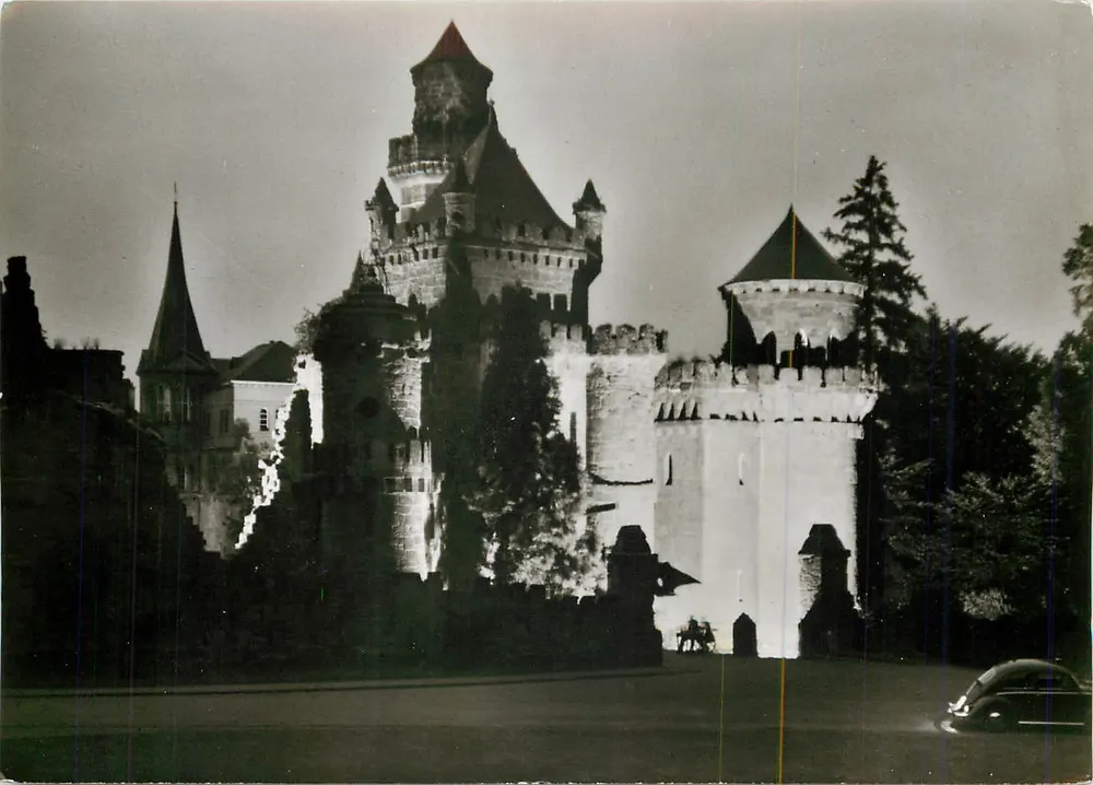 Kassel-Wilhelmschöhe, Löwenburg — castelo iluminado — Fotografia Gläser, Kassel, n° 452/59 - Frente