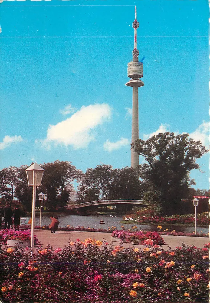 Wiener Donaupark — com o Donauturm — editor não visível - Frente