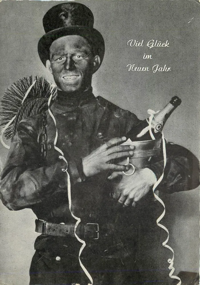 Hombre en traje de carnaval — con botella de champán — texto 'Viel Glück im Neuen Jahr' — editor no visible - Anverso