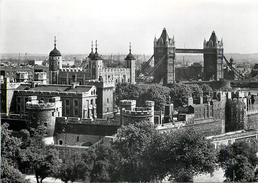 Die Tower of London und der Tower Bridge — Panoramablick — Ministry of Works A(N)7 - Vorderseite