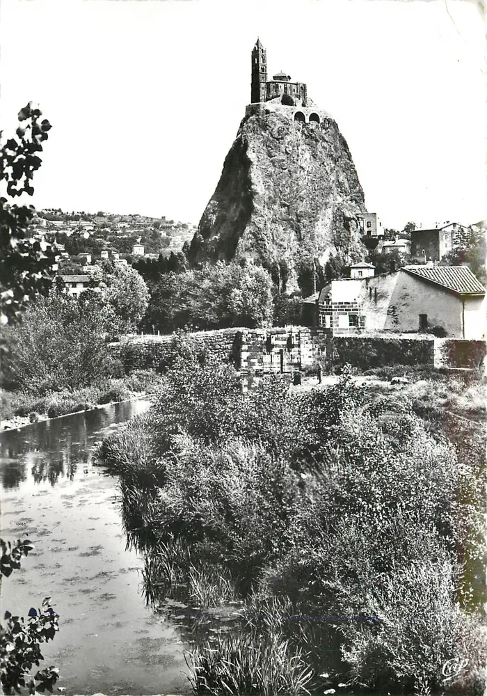 O Rocher Saint-Michel d'Aiguilhe — Haute-Loire — Réal-Photo, r. Leblanc - Frente