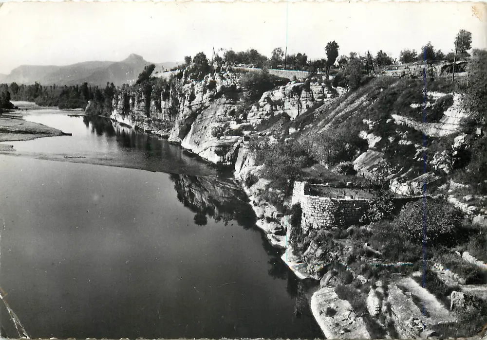 Die Gorges de l'Ardèche bei Ruoms — Felsen von Sampzon — Luftaufnahmen DELLARD — n°10 - Vorderseite