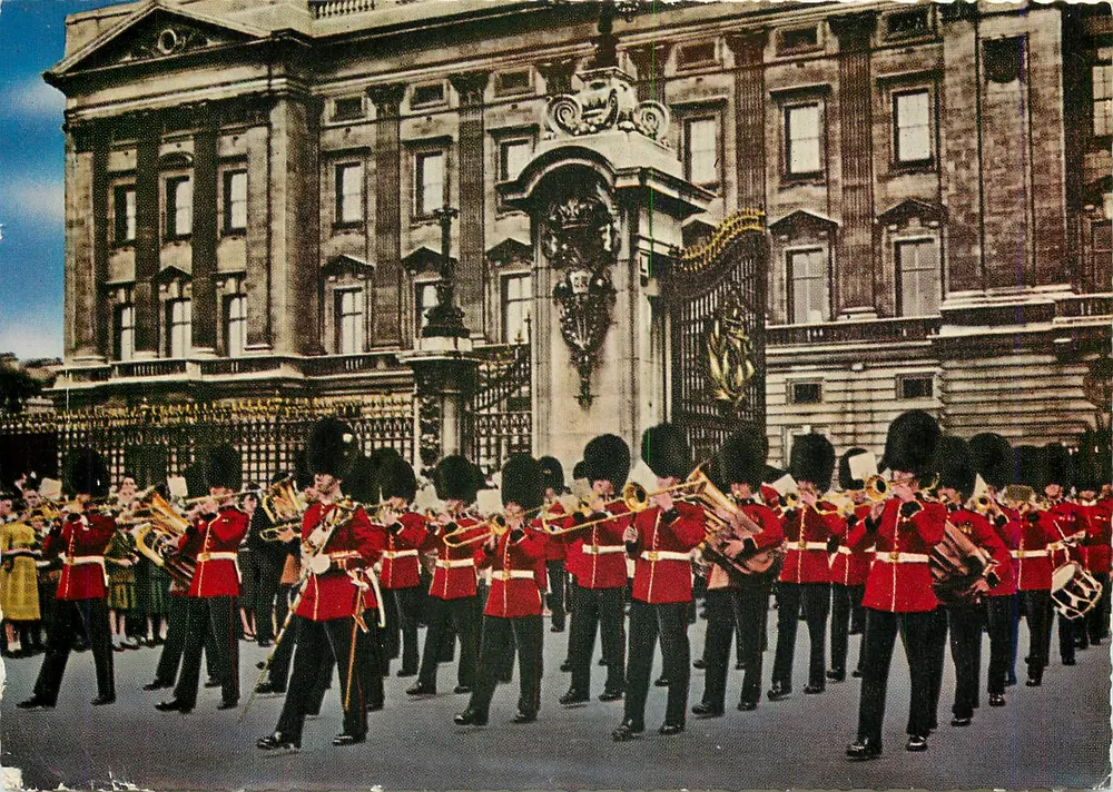 A Banda dos Scots Guards diante do Palácio de Buckingham — G.758 — Impressa na Inglaterra - Frente