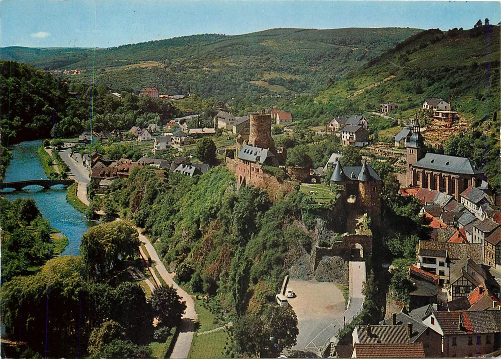 O antigo castelo de Nordeifel — vista aérea — Verlag Würselen - Frente