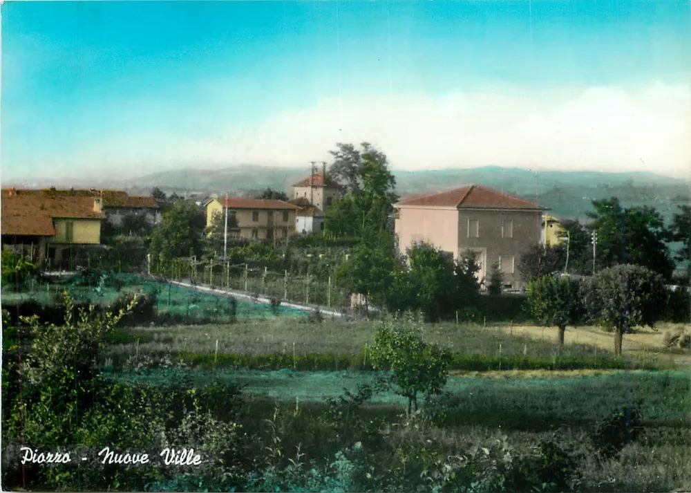 Piarro - Nuove Ville — widok wsi z polami i różową domem — Vera Fotografia - Awers