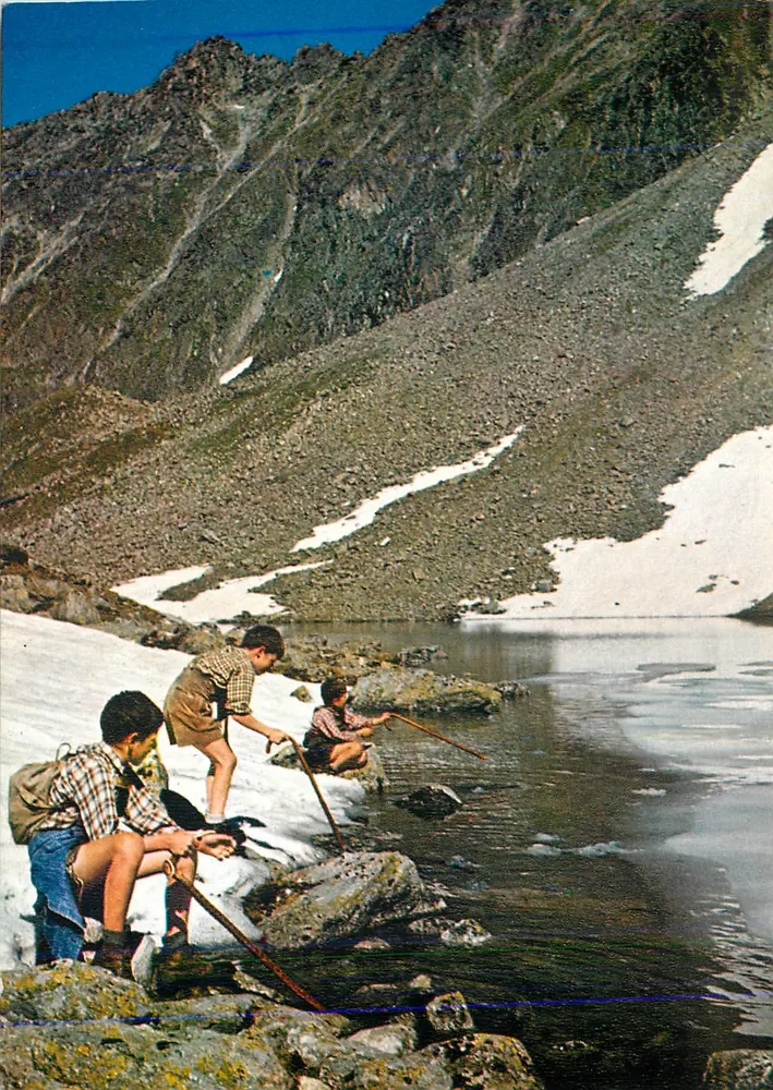Taxersee — três jovens caminhantes perto de um lago nevado — Jugendherbergswerk Detmold - Frente
