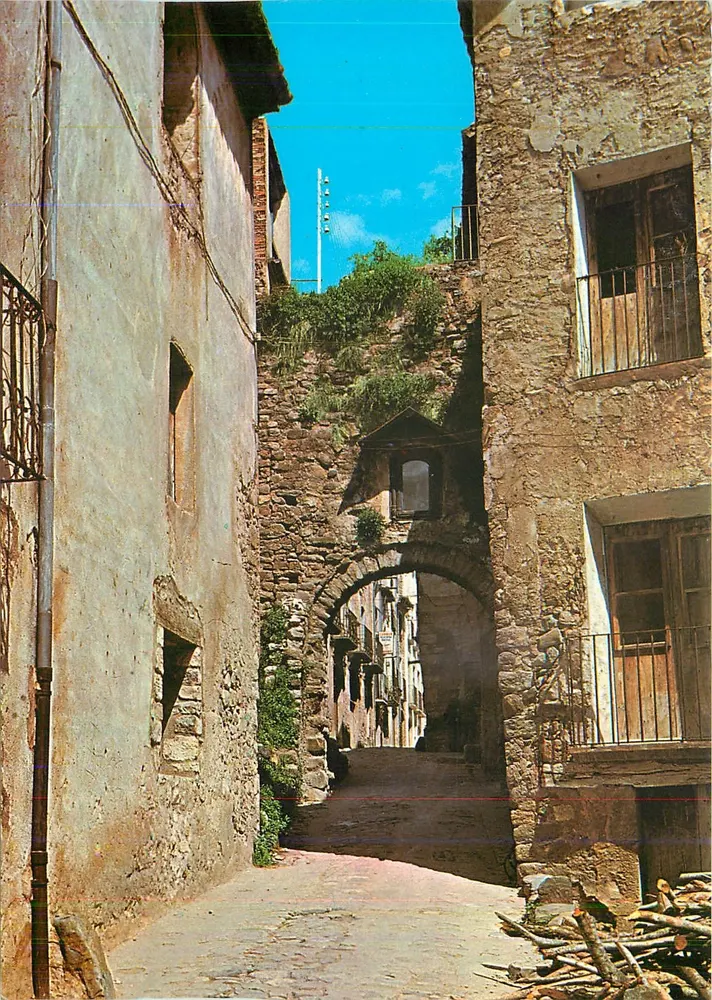 Besalú — Calle Conde Tallaferro - Recto