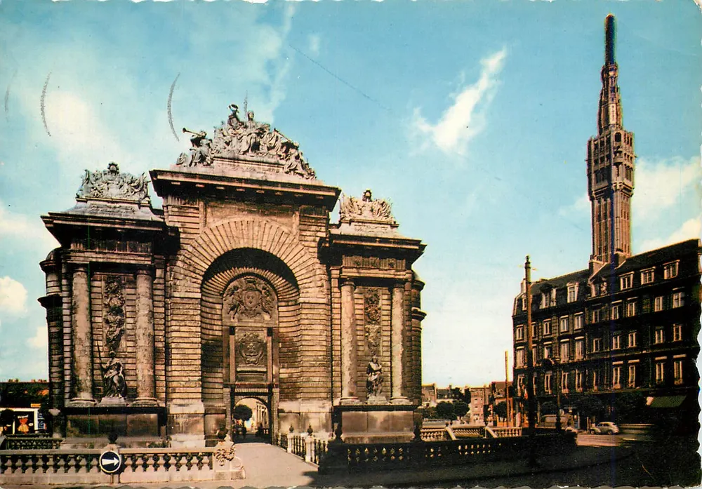 Paris-Tor in Lille — mit dem Glockenturm des Rathauses im Hintergrund — Verlag Perichron - Vorderseite