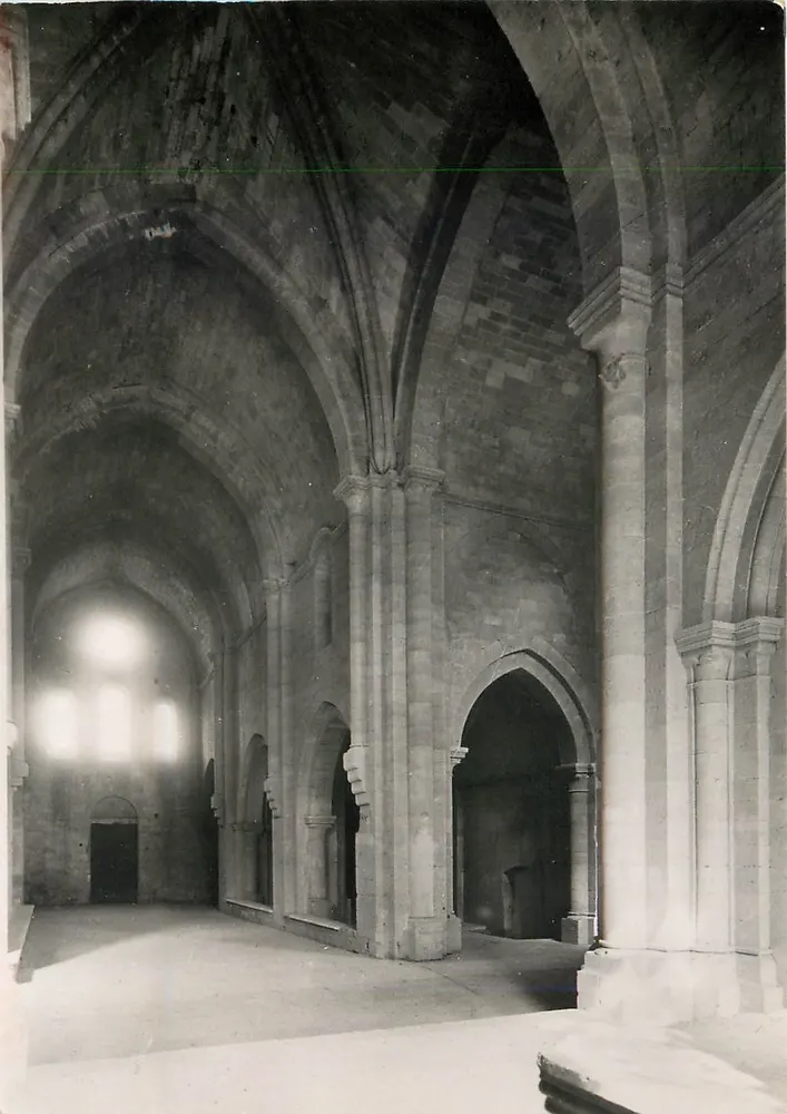 La Roque-d'Anthéron — Abtei Silvacane (12. Jahrhundert) — Kirchenschiff (Achse O.-W.) — Service Commercial Monument Historiques, Grand Palais, Paris - Vorderseite