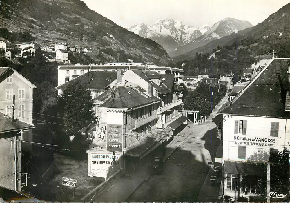 Brides-les-Bains — Blick auf die Hauptstraße mit Hotels und Berge im Hintergrund — Verlag Cim - Vorderseite