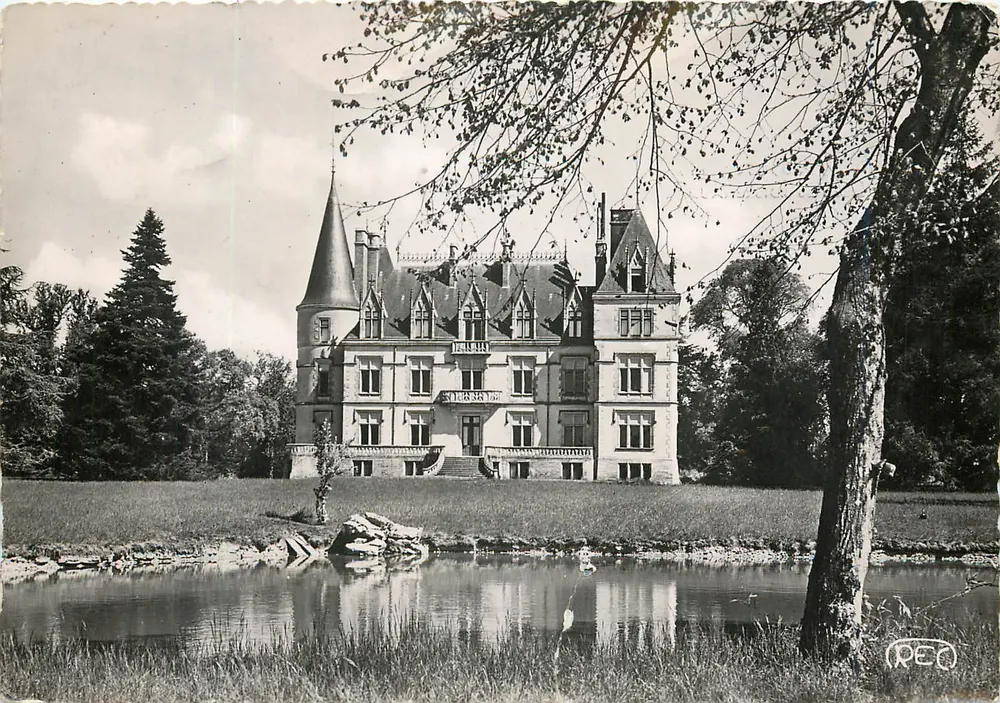 Castelo de Berlaines — vista do castelo com lago — editor M. ROUSSEL, Châteauroux - Frente