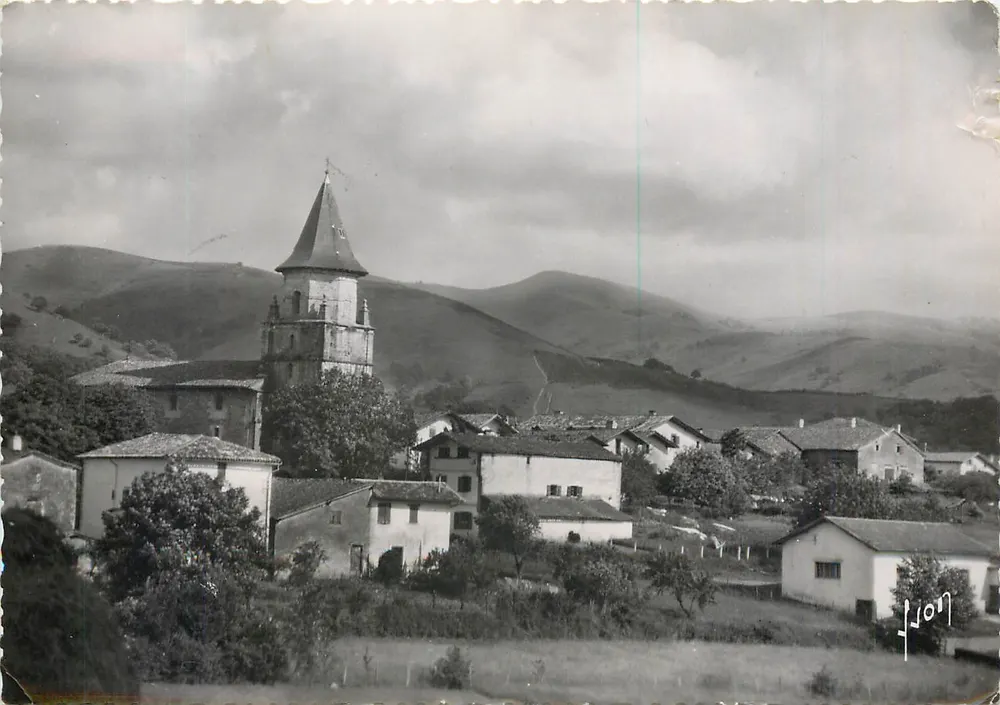 Aïnhoa (Basses-Pyrénées) — vue générale avec église et montagnes — Les Éditions d'Art - Frente