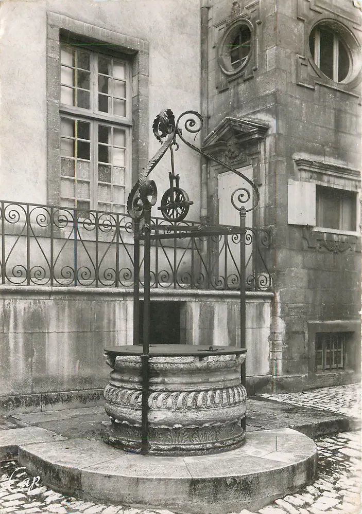 O Poço — Dijon — Hotel de Vogué — 110 - Frente
