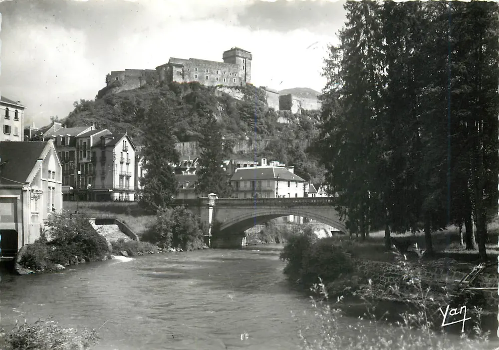 Lourdes — O castelo forte e a estação — Van - Frente