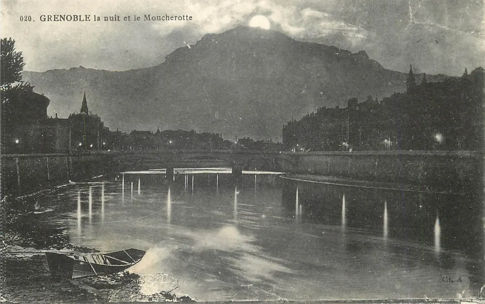 Grenoble à noite e o Moucherotte — vista noturna com montanha no fundo — editor CIL.A, n° 020 - Frente