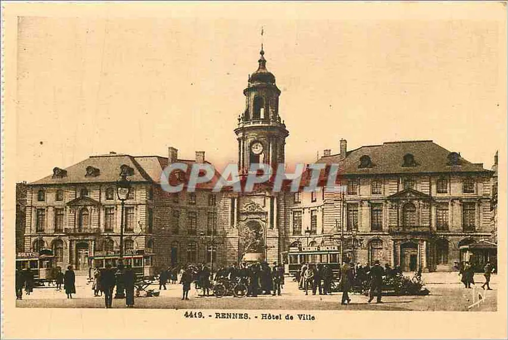 Rennes - Hotel de Ville — vista da praça com a torre do hotel de ville e trams — n° 4419 - Frente