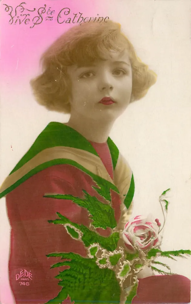 Santa Catarina — jovem menina com vestido vermelho e lenço verde segurando uma rosa — DÉDÉ PARIS 746 - Frente