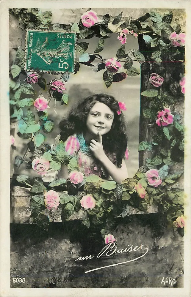 Menina sorridente — decoração de rosas — Aéro Poste n°5038 - Frente