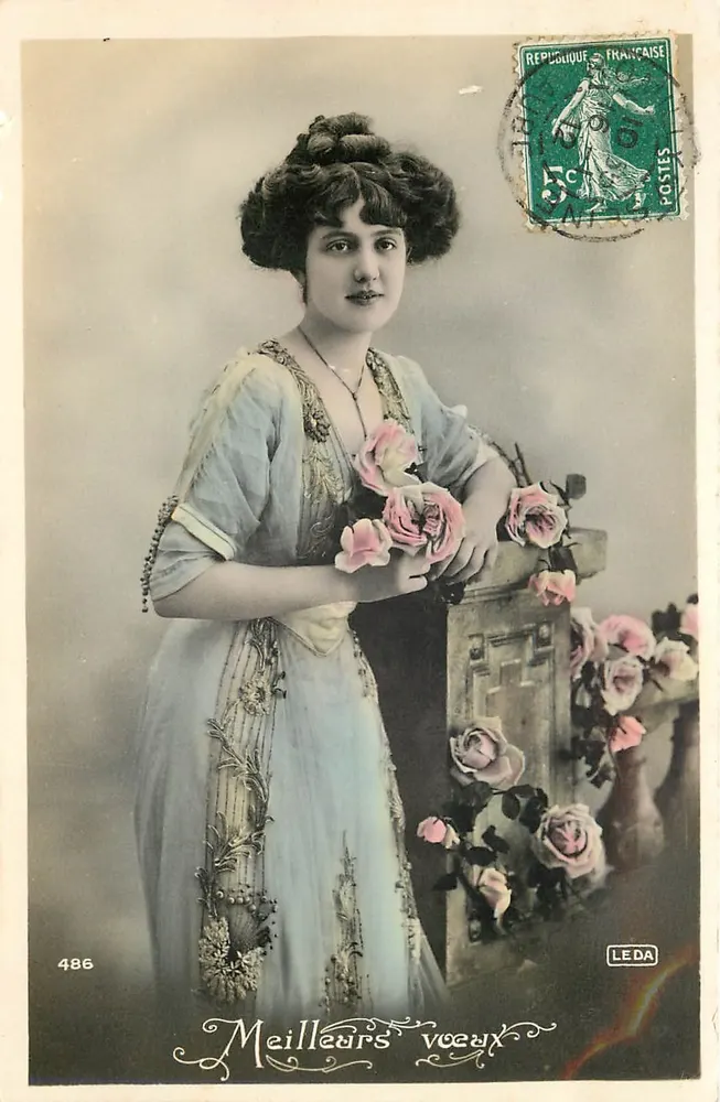 Kobieta w stroju stylu Art Nouveau — róże — wydawca Leda, n° 486 - Awers