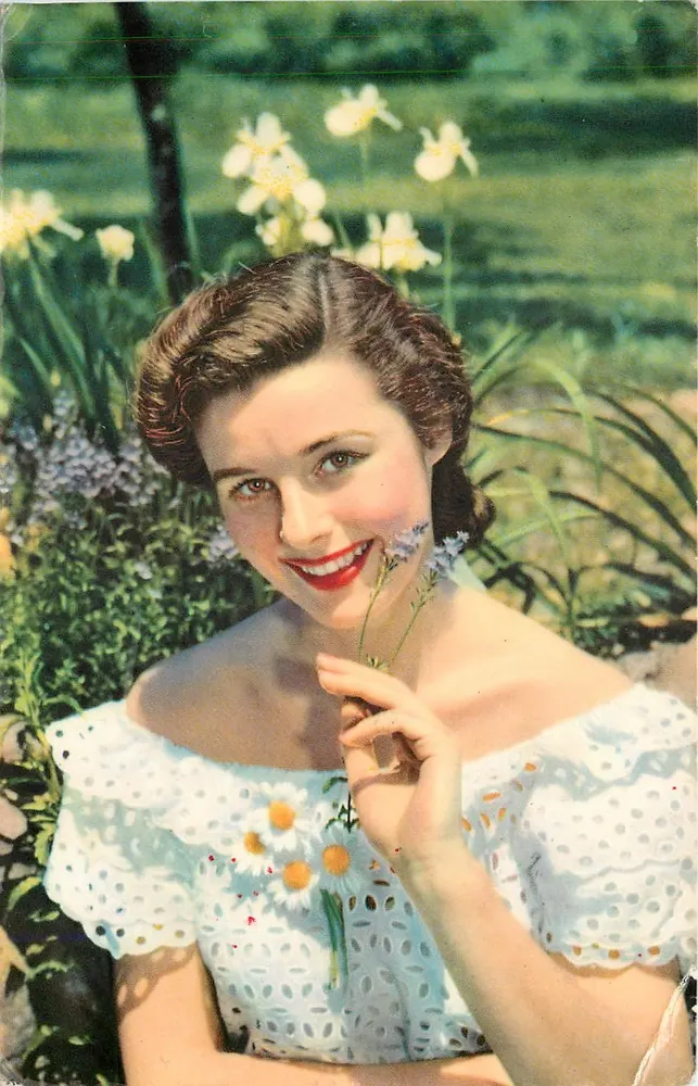 Jovem mulher sorridente em um jardim — Íris e flores — Stampa in Italia 940/3 - Frente