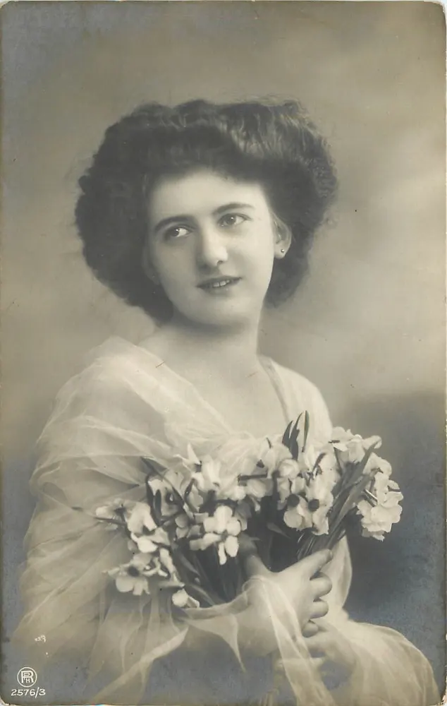 Jovem mulher em vestido leve — segurando um buquê de flores — fotógrafo PR, n° 2576/3 - Frente