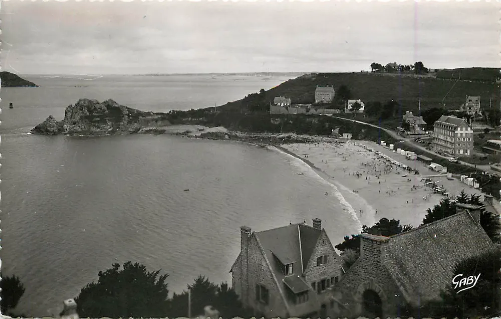 Plage de Tréstrignel et Pointe du Château — vue panoramique — Éditions Gaby - Recto