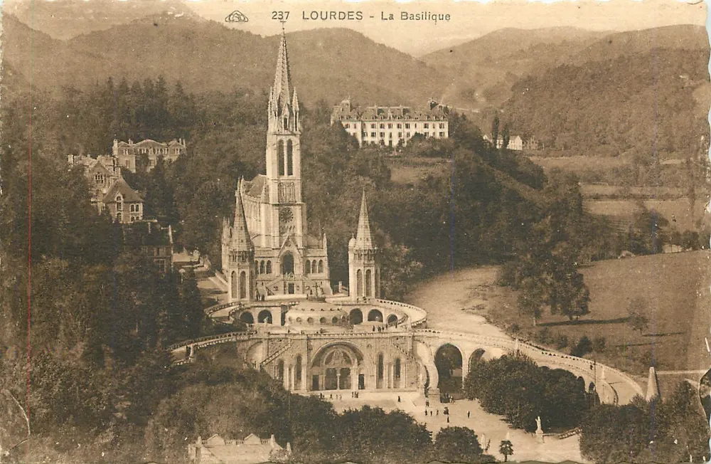 Lourdes - A Basílica — n° 237 - Frente