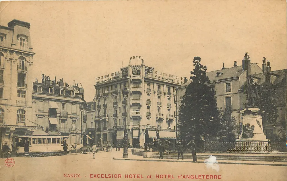 Nancy - Excelsior Hotel et Grand Hotel d'Angleterre — vue de la place avec statue et tramway - Frente
