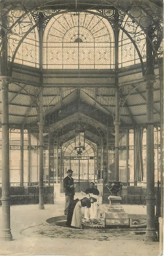 Interior de um kiosque à la française — Paris — n° 12345 - Frente