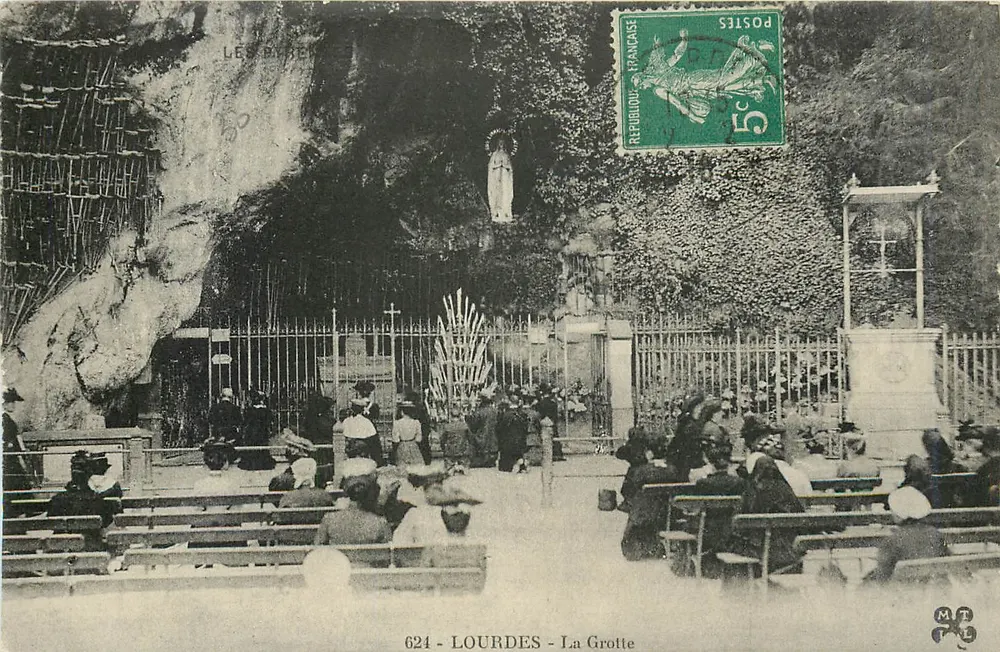 LOURDES - A Gruta — vista da gruta de Massabielle com peregrinos — editor MTG, n° 624 - Frente