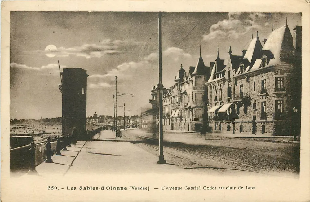 Les Sables-d'Olonne (Vendée) — Avenue Gabriel Godet bei Mondlicht - Vorderseite