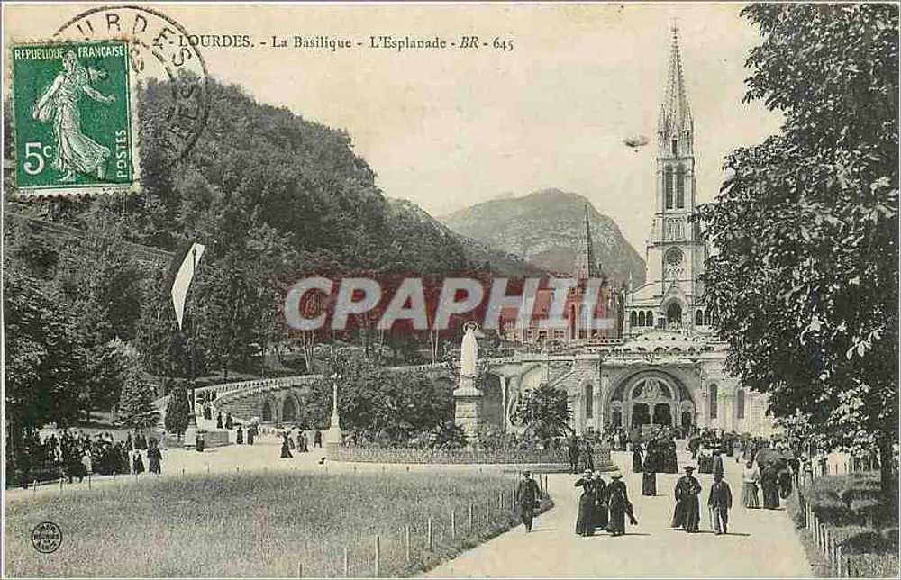 Lourdes - A Basílica - A Esplanada - BR - 645 - Frente