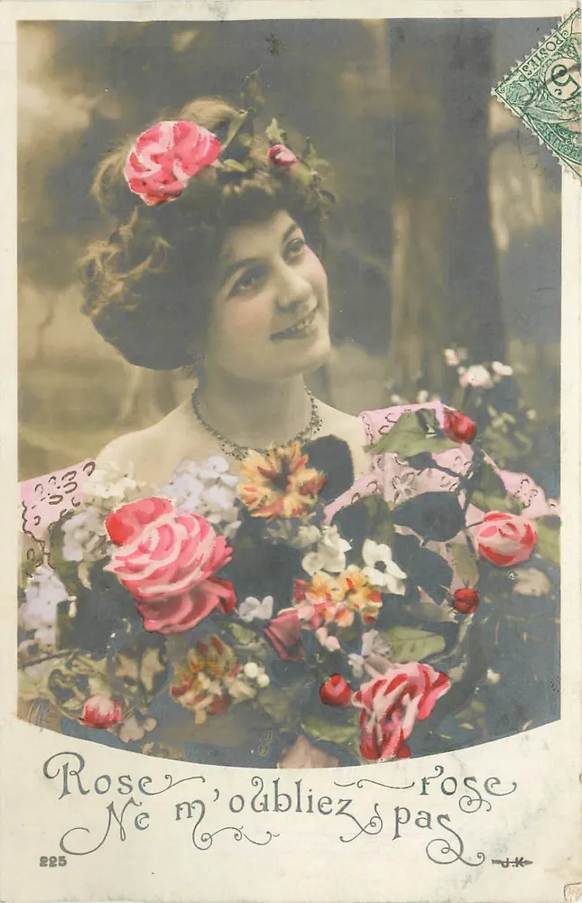 Mulher com coroa de rosas — cartão postal colorido — J.K. n°225 - Frente