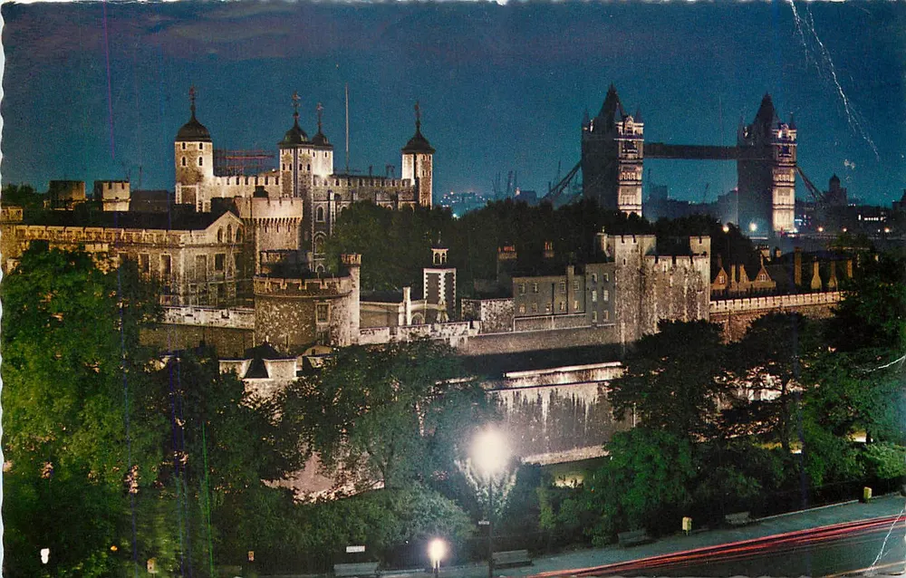 A Torre de Londres à noite — série Natural Colour — editor The Photographic Greeting Card Co. Ltd., Londres - Frente