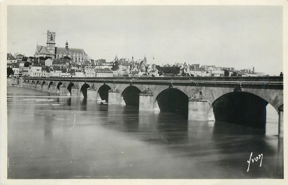 Nevers (Nièvre) — Der Brücke über die Loire und die Kathedrale — Les Éditions Art, Paris - Vorderseite