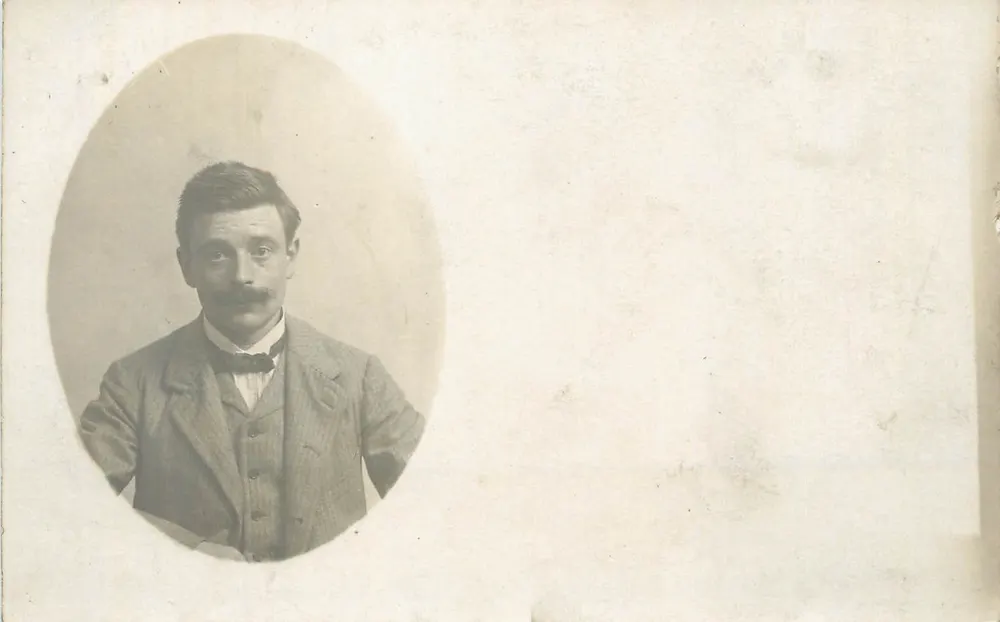 Retrato de um homem com bigode — editor C. Charrela, Rue de la Bourdonnais 28, Bruxelas - Frente