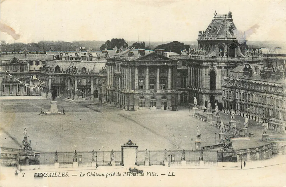 Versailles — Le Château pris de l'Hôtel de Ville — LL - Recto