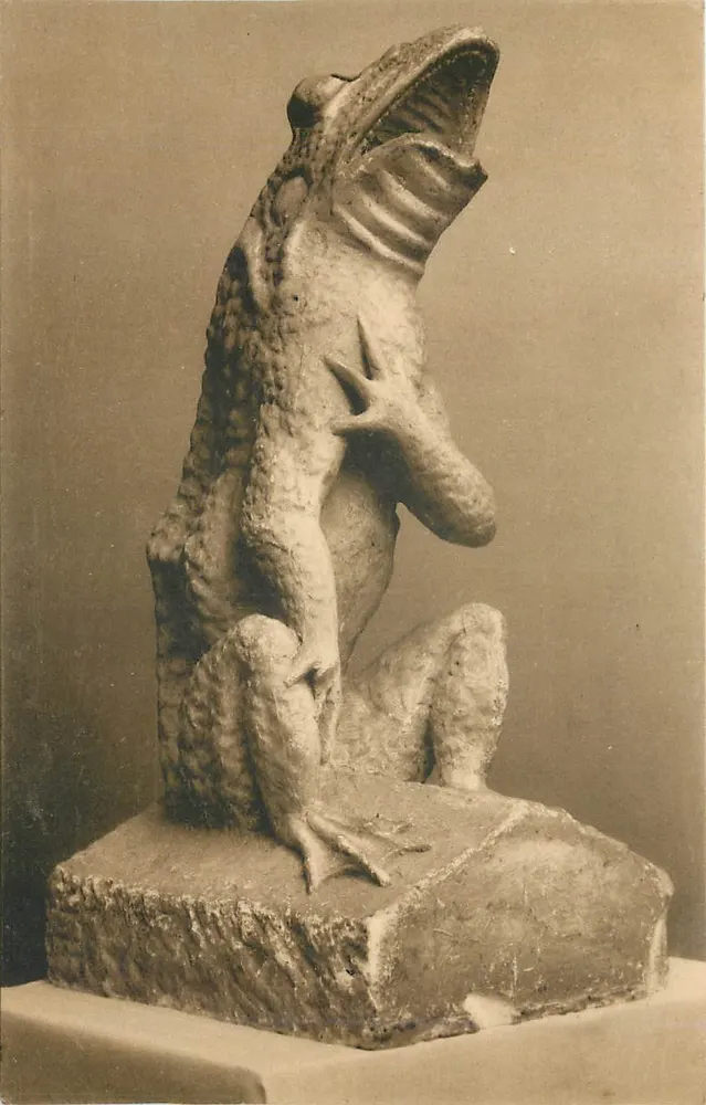 Statue de grenouille — détail sculptural — Carte postale de luxe - Recto