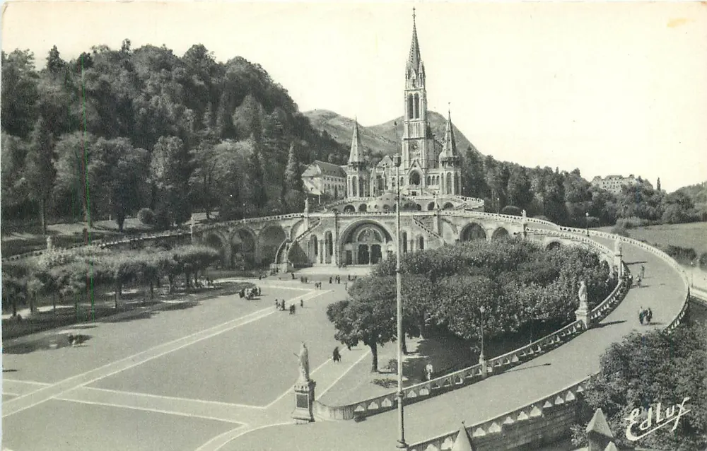 Lourdes — A Basílica e a Esplanada — EdLux - Frente