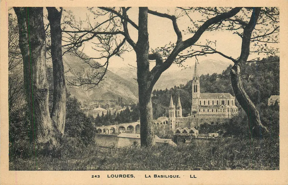 Lourdes — A Basílica — LL - Frente
