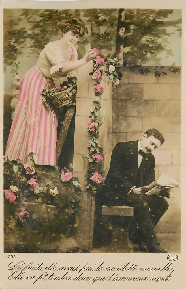 Mulher em vestido listrado rosa e branco oferecendo frutas a um homem sentado — Circe, n° 303 - Frente