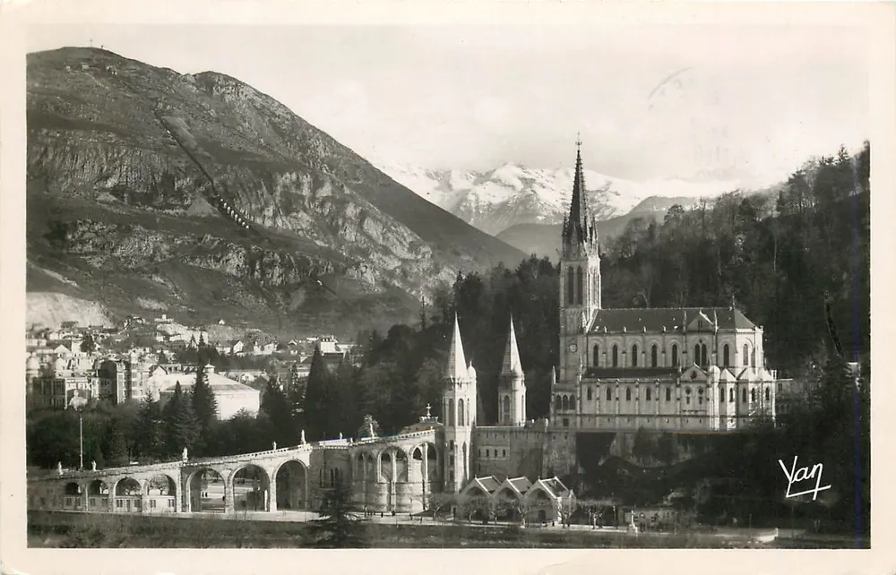 Lourdes — La Basilique et les Montagnes — Edition Photo Ophilit - Lourdes - Recto