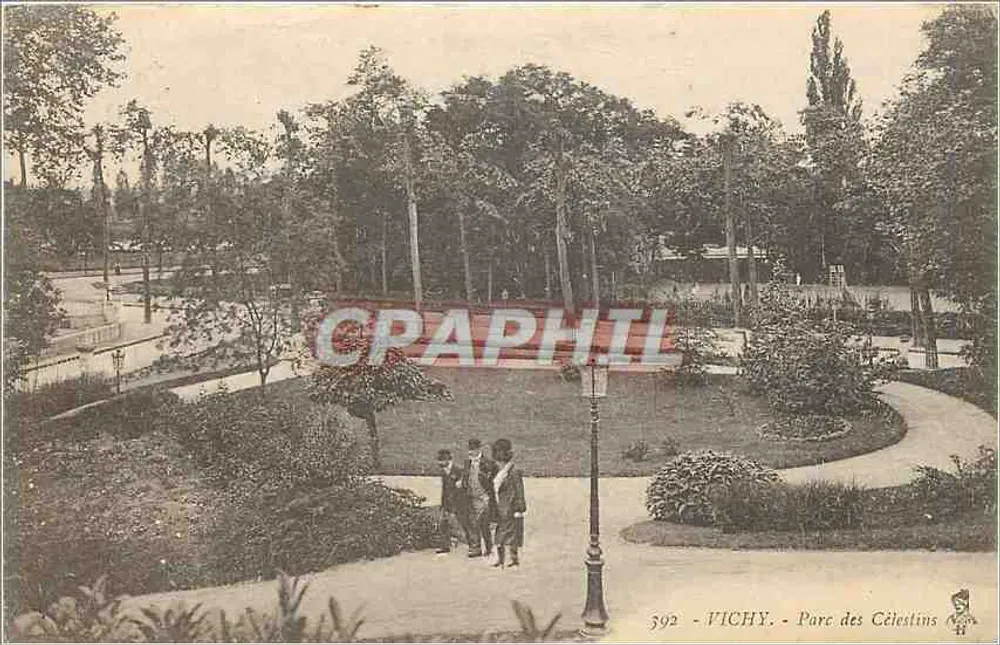 Vichy - Parque dos Célestins — vista do parque com três pessoas — editor Vichy, n° 392 - Frente