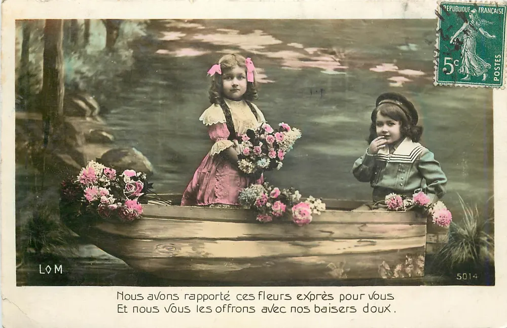 Duas jovens em um barco decorado com flores — LOM — n°5014 - Frente