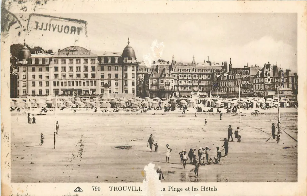 Trouville — A Praia e os Hotéis — Editor Bilhete postal antigo 790 - Frente