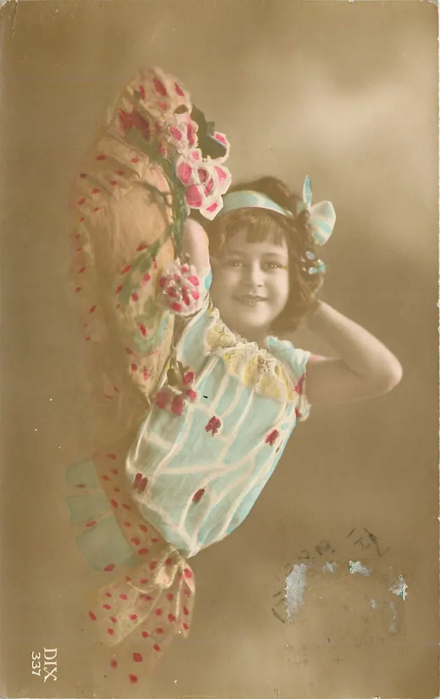 Menina com vestido azul com estampas — com buquê de flores — editor DIX n°337 - Frente