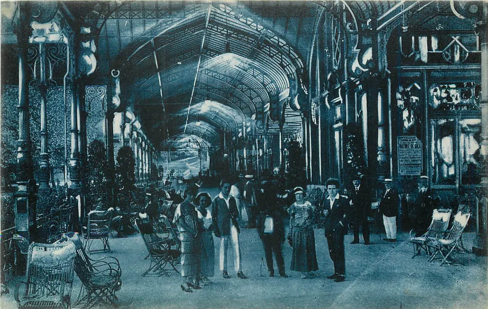 Vittel in der Nacht — La Galerie Promenoir — Daniel Dallonguet - Vorderseite