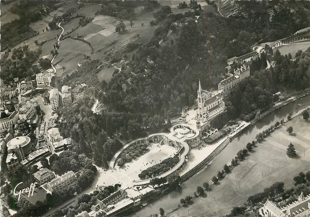 Lourdes (H.-Pyr.) — Luftbild der Basilika und des Bischofspalastes — Greff - Vorderseite