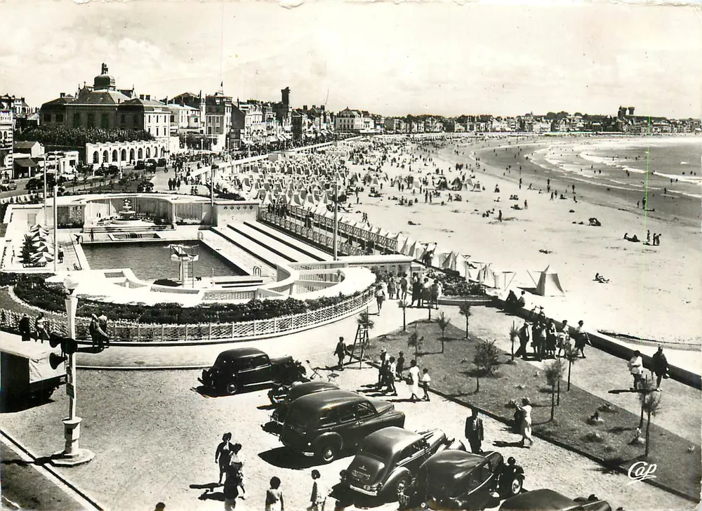 Les Sables-d'Olonne — Vue sur le Remblai et la Piscine — C°s des Arts Photomécaniques - Recto