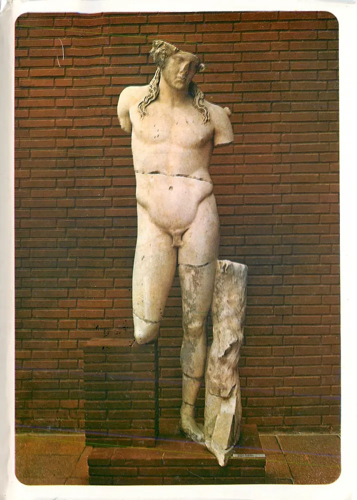 Dionysos — estátua fragmentária — EFES ARKEOLOJİ MÜZESİ, fotografia de M. Coşkun - Frente